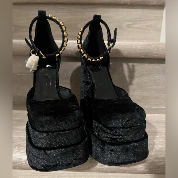Versace Black Medusa Aevitas 37EU / 7US Heel - Picture 9 of 11